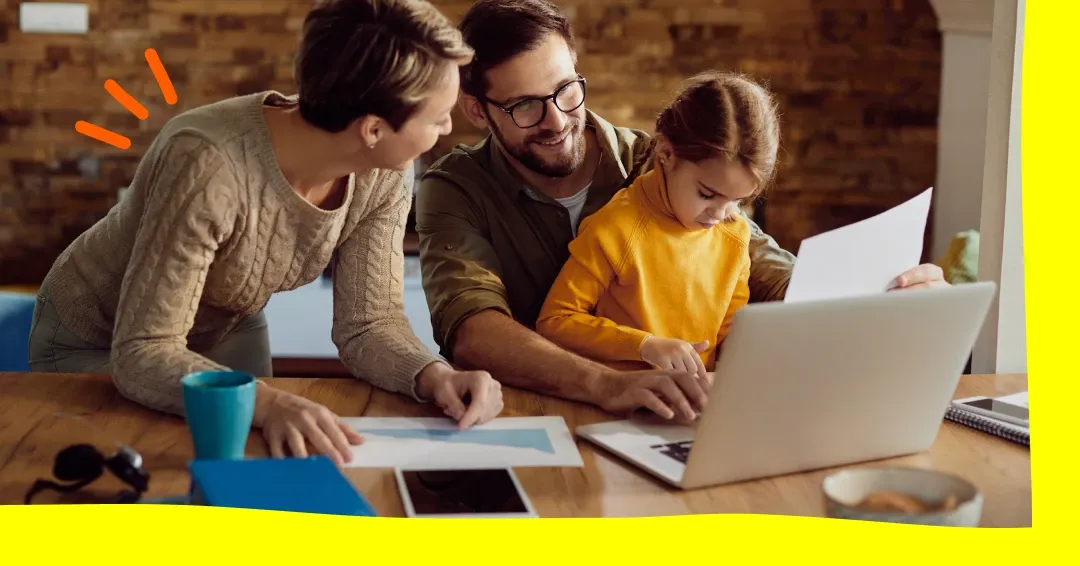 famiglia di tre persone davanti al pc
