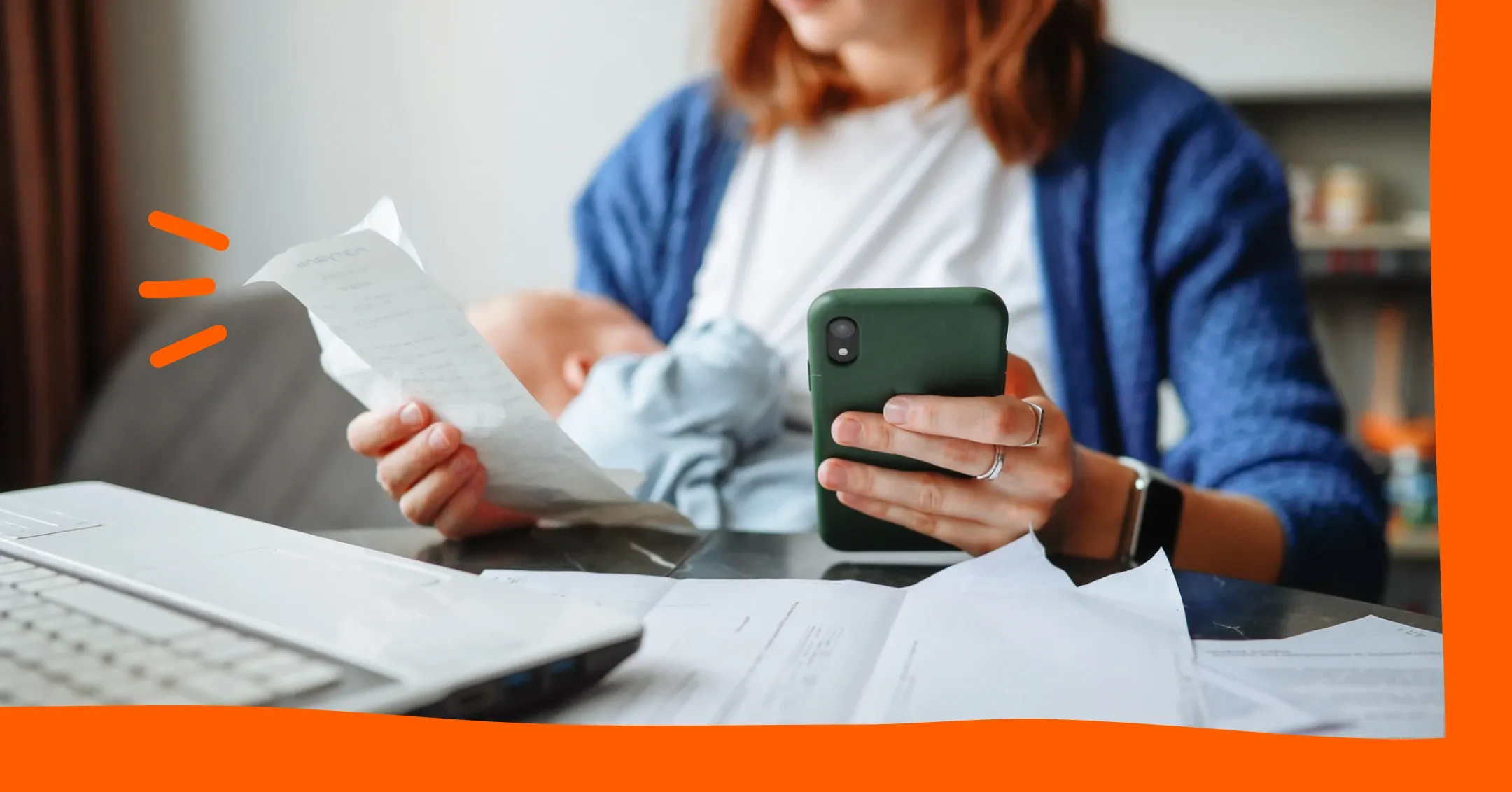 donna che fa i conti con smartphone e pc
