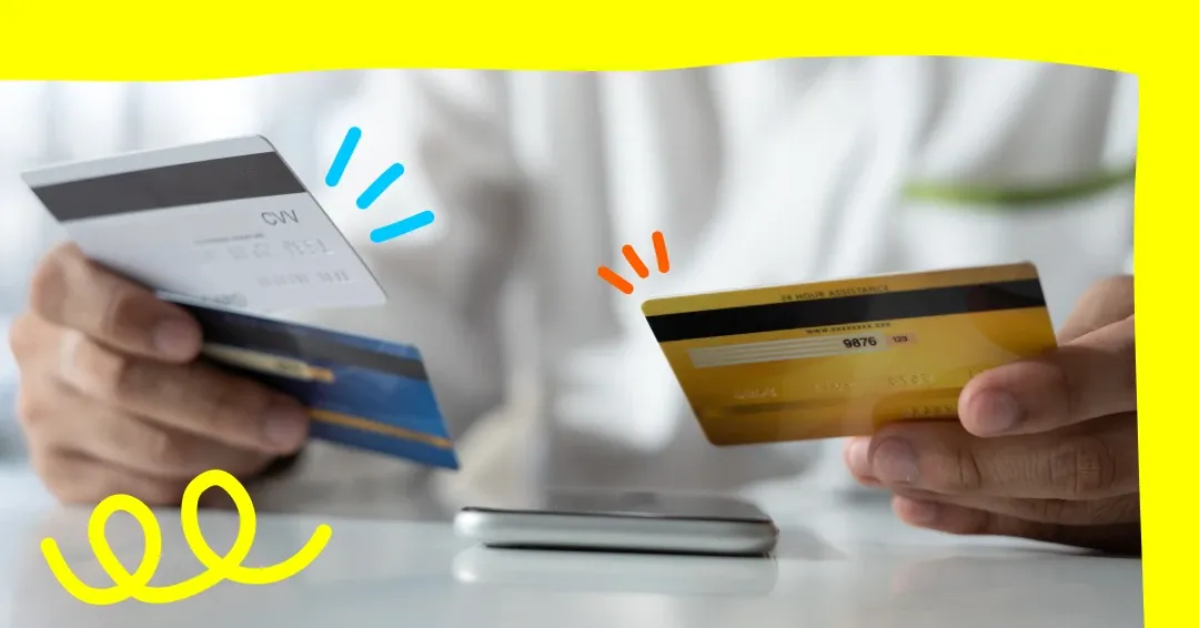 mani di uomo con diverse carte di credito